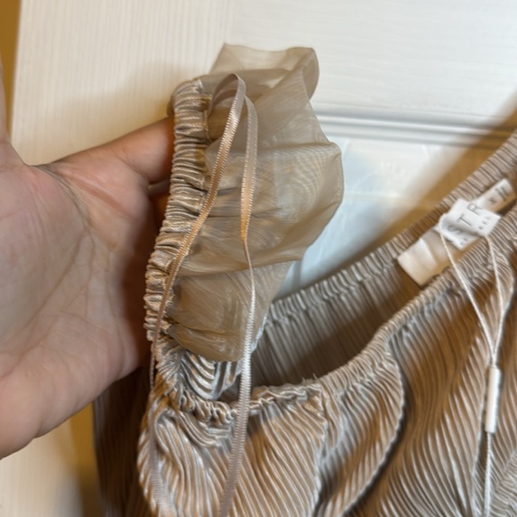 Astr The Label Ziva Pleated Balloon-Sleeve Top, Pearl color - Picture 6 of 7